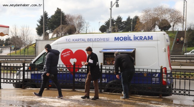 Kartallıların Soğuk Havada Sıcak Çorba ve Çay İkramı 'Mobil İkram Aracı'ndan