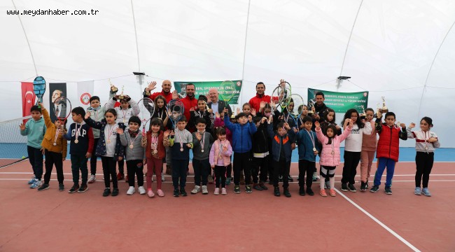 Kendileri Küçük Tenis Sevgileri Büyük