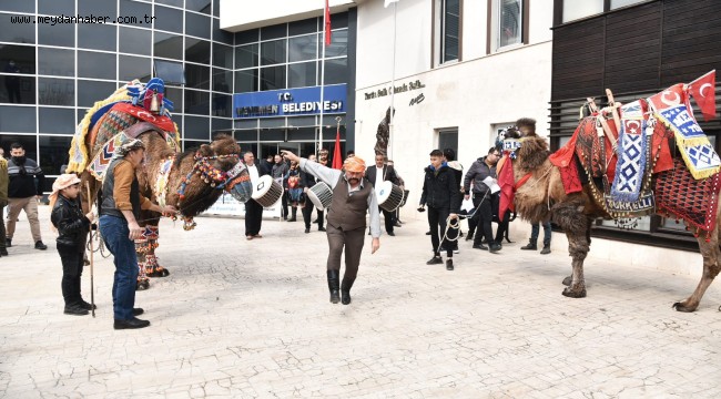 MENEMEN'DE DEVE GÖSTERİSİ HEYECANI