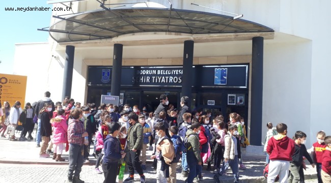 ÖĞRENCİLERE TİYATRO ETKİNLİĞİ DEVAM EDİYOR