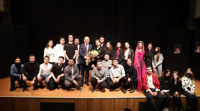 Turgutlu Belediyesi Torbalar Gözaltı Show Ekibi Dünya Tiyatro Günü'nde Sahnede