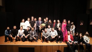 Turgutlu Belediyesi Torbalar Gözaltı Show Ekibi Dünya Tiyatro Günü'nde Sahnede