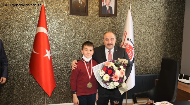 UŞAK'IN GURURU MİNİK YÜKSEL'E BAKAN VARANK'TAN JEST