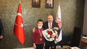 UŞAK'IN GURURU MİNİK YÜKSEL'E BAKAN VARANK'TAN JEST