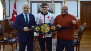 Valimiz Şampiyon Sporcuyu Tebrik Etti