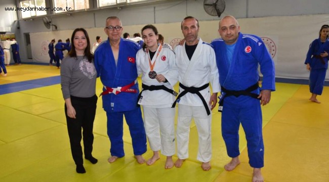 YUNUSEMRE'NİN ŞAMPİYON KIZI SÜMEYYE MADALYAYA DOYMUYOR