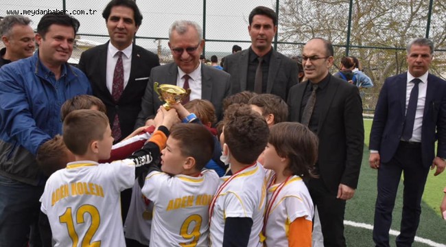 100. yıl futbol turnuvasında kupa ödülleri dağıtıldı