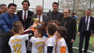 100. yıl futbol turnuvasında kupa ödülleri dağıtıldı