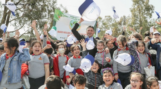 Aliağa'da Şenlik Havasında Orman Temizliği