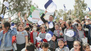 Aliağa'da Şenlik Havasında Orman Temizliği