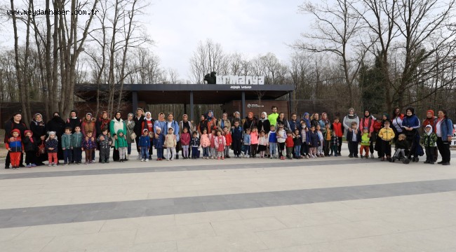 Anne ve çocuklar Ormanya'da