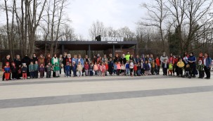 Anne ve çocuklar Ormanya'da