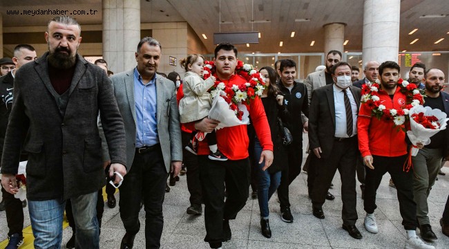 ASKİ SPORLU AVRUPA ŞAMPİYONLARI RIZA KAYAALP VE MURAT FIRAT'A TÜRK BAYRAKLI KARŞILAMA