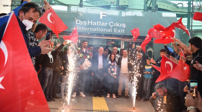 ASKİ SPORLU ŞAMPİYON MİLLİ GÜREŞÇİLER BAŞKENT'TE COŞKUYLA KARŞILANDI