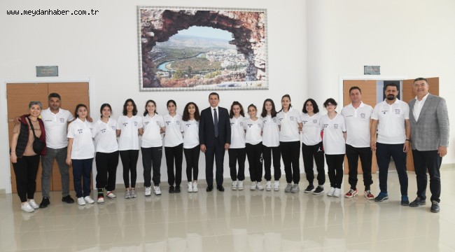 Başkan Abdullah Özyiğit şampiyon kızlarla buluştu