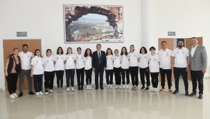 Başkan Abdullah Özyiğit şampiyon kızlarla buluştu