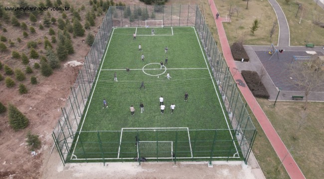 Başkan Kurt ücretsiz halı saha sözünü yerine getirdi