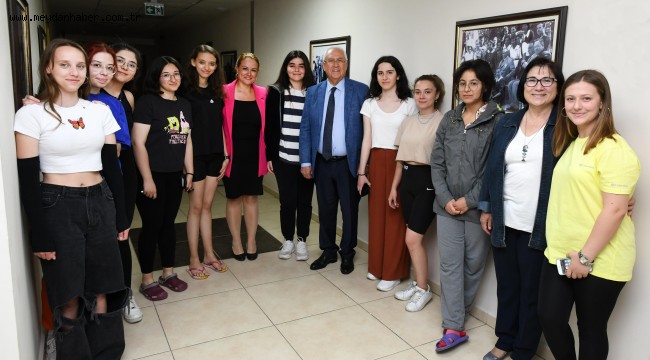 Başkan Selvitopu iftara davet eden öğrencileri kırmadı