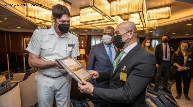 Başkan Soyer 6 yıl aradan sonra İzmir'e gelen ilk kruvaziyeri karşıladı