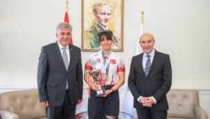 Başkan Soyer genç dövüş şampiyonu Gürel'i ağırladı