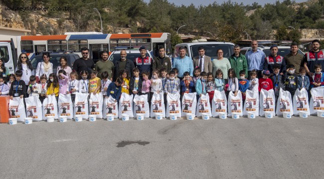 BÜYÜKŞEHİR EKİPLERİ KENTİ SOKAK SOKAK DOLAŞTI, PATİLİ DOSTLARI BESLEDİ