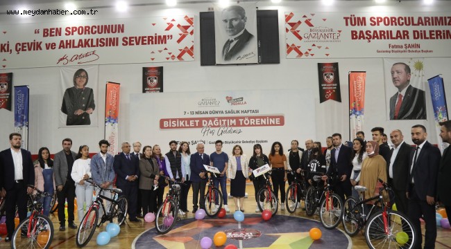 BÜYÜKŞEHİR SAĞLIK HAFTASI DOLAYISIYLA GENÇLERE BİSİKLET DAĞITTI