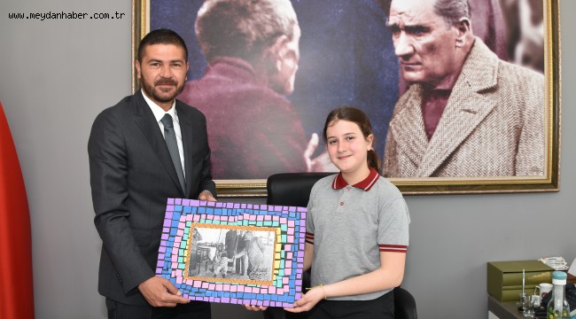 Çocuk Başkan Irmak Akyar Foça Belediyesi Başkanlık Makamında