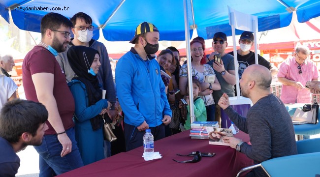 KAHRAMAN TAZEOĞLU YUNUSEMRE'DE OKUYUCULARIYLA BULUŞTU