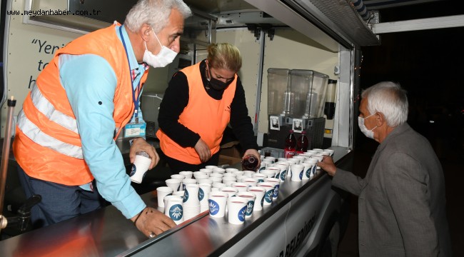 Karabağlar Belediyesi'nden vatandaşlara şerbet ikramı