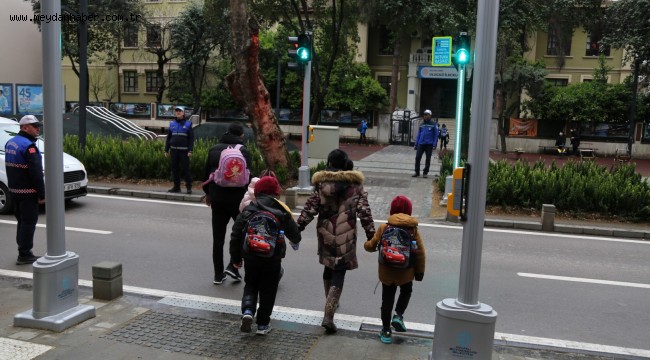 Ulugazi İlkokulu önüne modern sinyalizasyon sistemi