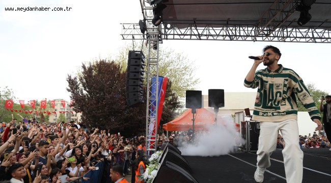 ÜNLÜ RAPÇİ SEFO ŞARKILARIYLA GAZİ ŞEHRİ COŞTURDU  