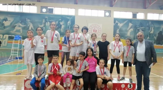 YUNUSEMRELİ BADMİNTONCULARDAN 23 NİSAN TURNUVASINDA 23 MADALYA