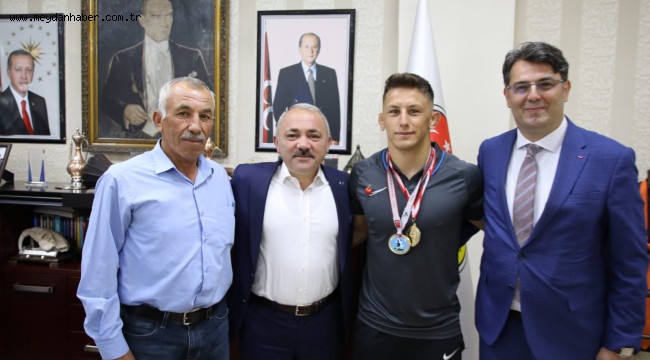 Altın Madalyalı Güreşçiye Altınlı Karşılama