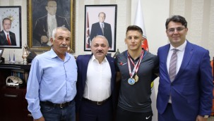 Altın Madalyalı Güreşçiye Altınlı Karşılama