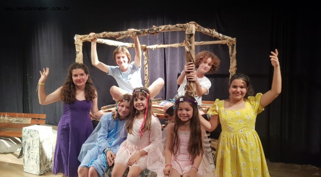 AYVALIK BELEDİYE TİYATROSU ÇOCUK VE GENÇLİK OYUNUYLA DA "PERDE" DİYOR