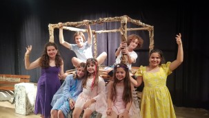 AYVALIK BELEDİYE TİYATROSU ÇOCUK VE GENÇLİK OYUNUYLA DA "PERDE" DİYOR