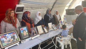 Başkan Aşgın ve Rektör Öztürk Diyarbakır anneleriyle nöbet tuttu