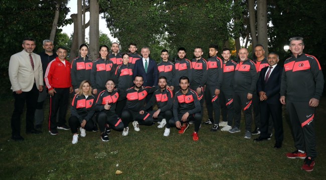 Başkan Büyükakın Karate Milli takımıyla buluştu