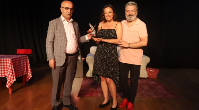 Benimle Delirir Misin?' Adlı Tiyatro Oyunu İzleyenleri Kahkahaya Boğdu