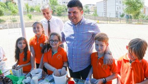 Bucalı çocuklar Başkan Kılıç'la "tohum topu" yaptı