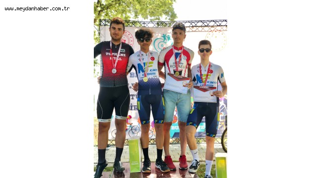 DENİZLİLİ BİSİKLETÇİLER PODYUMDA