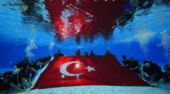 Engelli dalgıçlardan bayrak şov