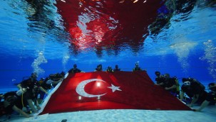 Engelli dalgıçlardan bayrak şov
