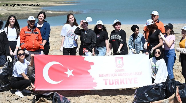 Erasmus öğrencileri Belediye çalışanları ile Çomar Barajının etrafını temizledi