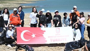 Erasmus öğrencileri Belediye çalışanları ile Çomar Barajının etrafını temizledi
