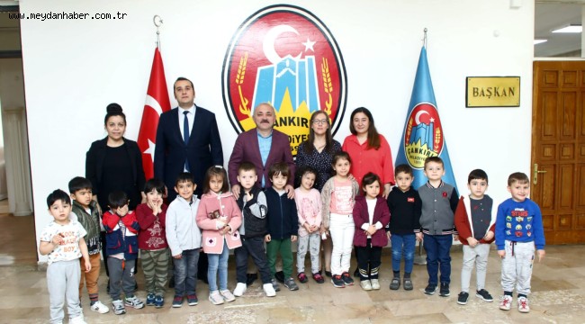 Esen'in Makamı Çocuk Sesleri ile Doldu