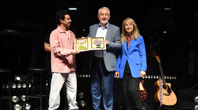 Gençler Buray'la coştu meydan telefon ışıklarıyla  aydınlandı Türk Bayraklarıyla dalgalandı