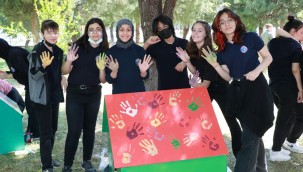 GÖNÜLLÜ GENÇLER SOKAK HAYVANLARINI UNUTMADI