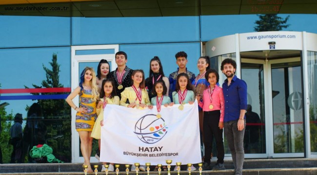 HATAY BÜYÜKŞEHİR BELEDİYESPOR'UN ÇİÇEĞİ BURNUNDA TAKIMINDAN KUPA VE MADALYA ŞOV