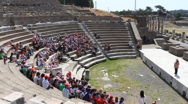 İlkokul öğrencileri Bergama tarihini öğreniyor